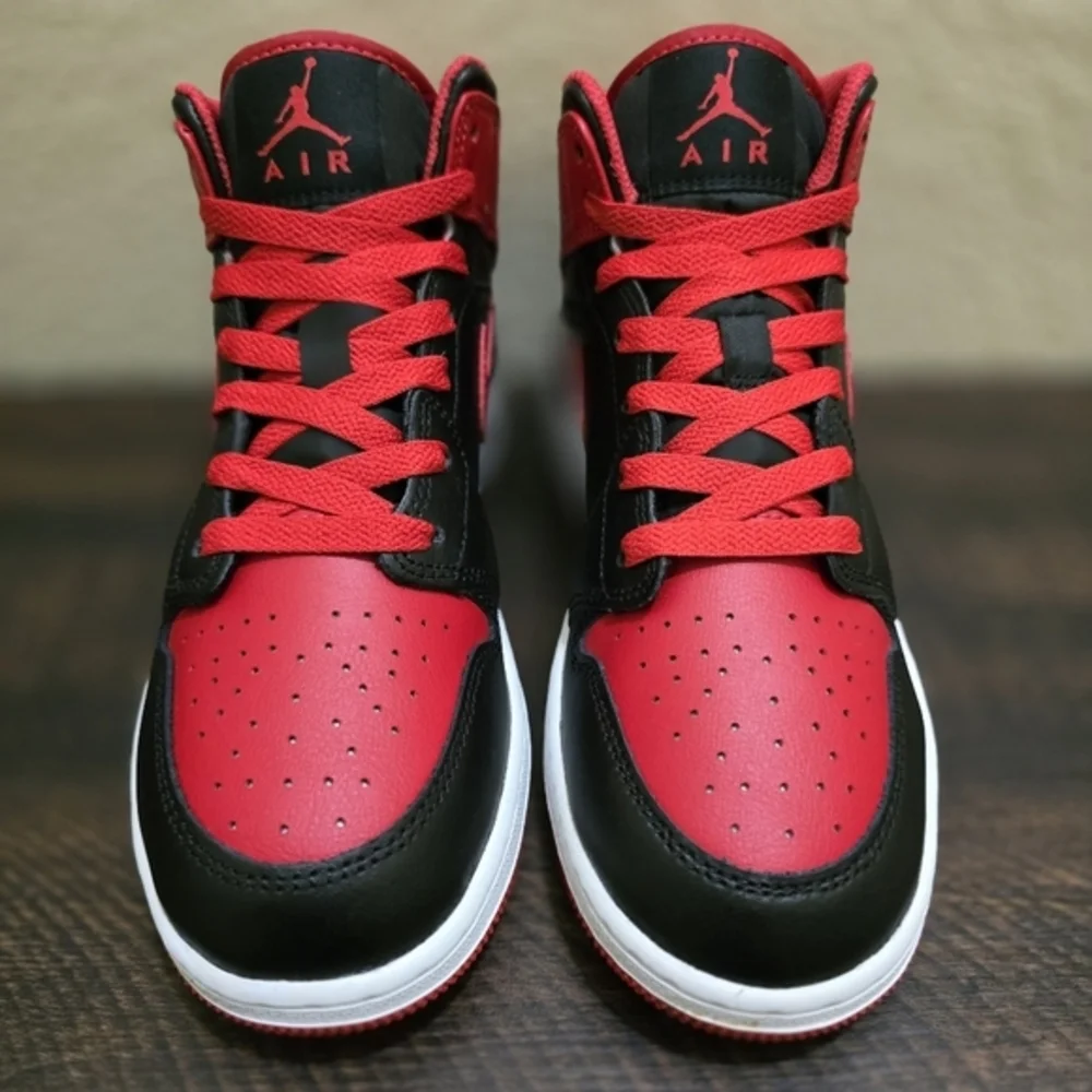 Air Jordan Nike 1 Mid Black Red Sneakers Youth Size 5 Retro‎ Basketball Athletic